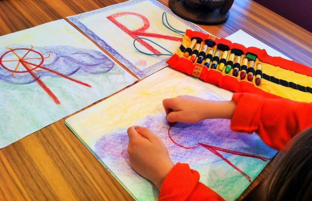 Fiecare litera se aseamana cu ceva din natura si are povestea ei, asa incat copiii nu o vor uita niciodata.